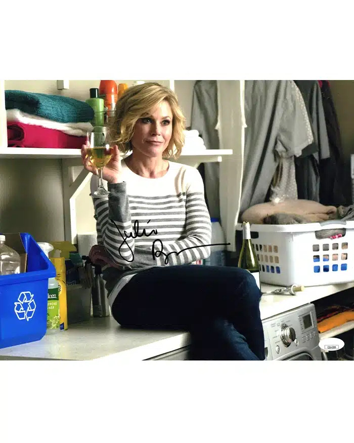 Julie Bowen signed 8x10 Photo Linda Campbell Hysteria! img